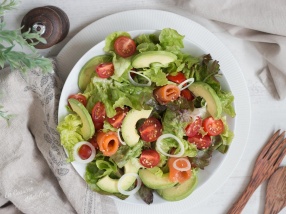 Salade de saumon fumé avocat tomate recette