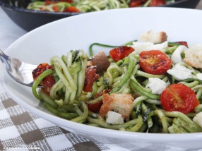 spaghetti de courgette pesto tomate mozza