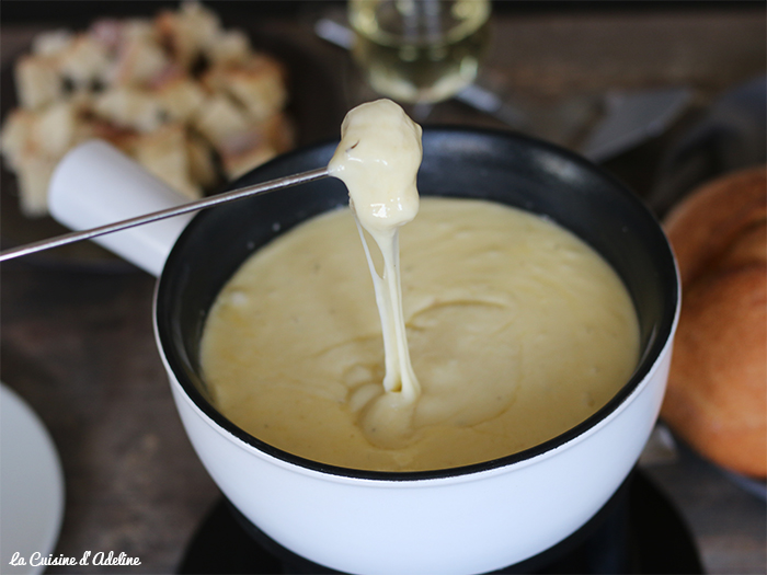 Fondue savoyarde (au fromage) - La Cuisine d'Adeline