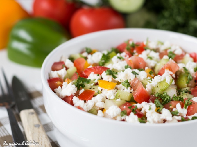 Salade Sopska tomate poivron concombre oignon recette