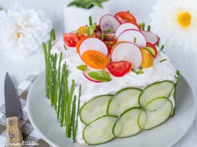 Sandwich cake au saumon fumé et crudités - Recette pique-nique chic