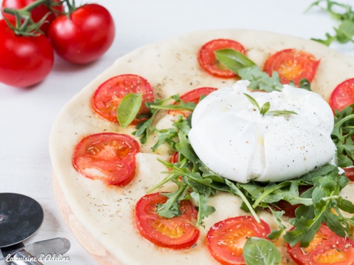 Pizza blanche à la burrata tomate et roquette recette facile