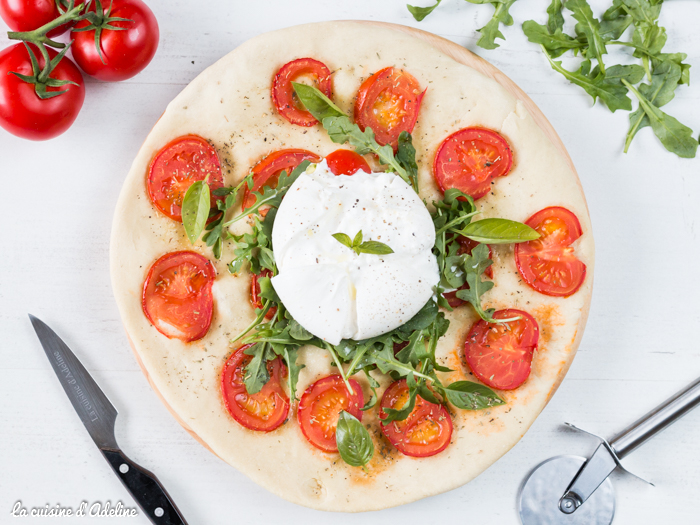 Pizza blanche à la burrata tomate et roquette recette