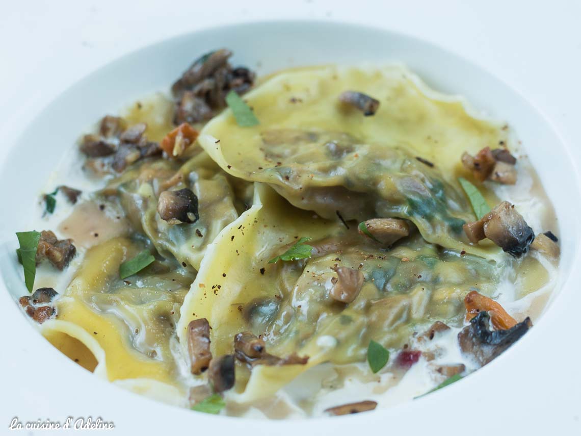 Raviolis, sauce aux champignons et à la pancetta