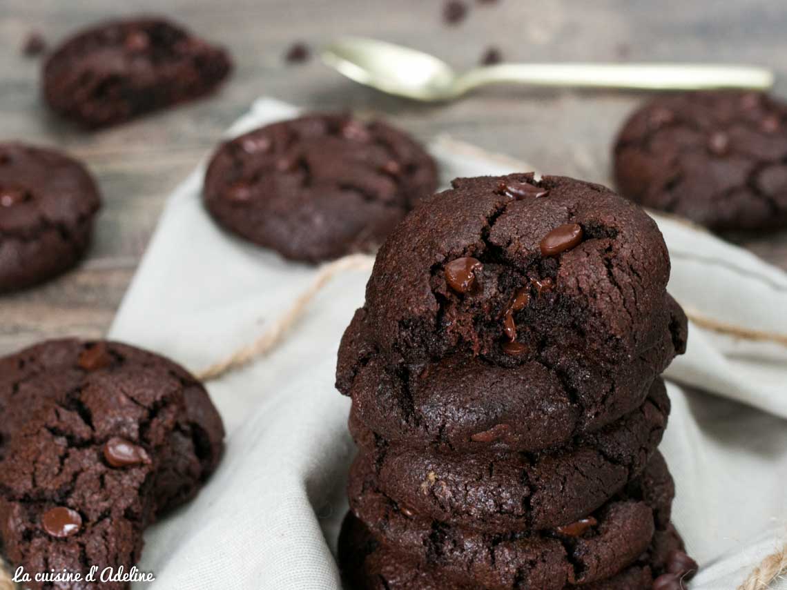 Cookies au beurre de cacao, noix, café et chocolat