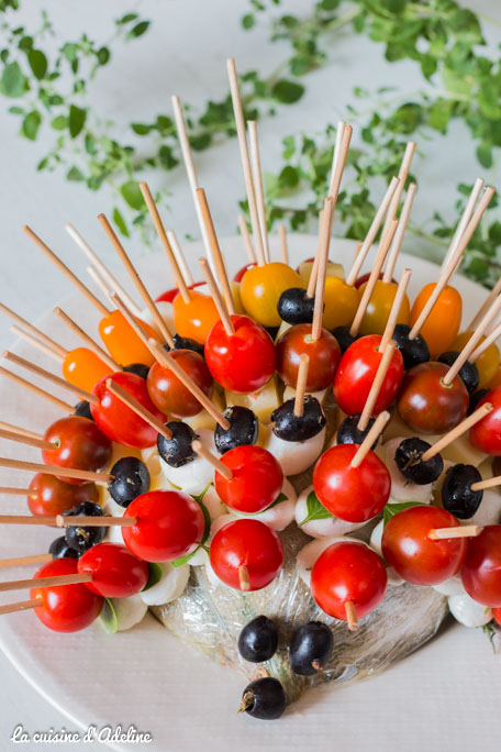 Brochettes apéritives de tomates cerises et mozzarella aux olives