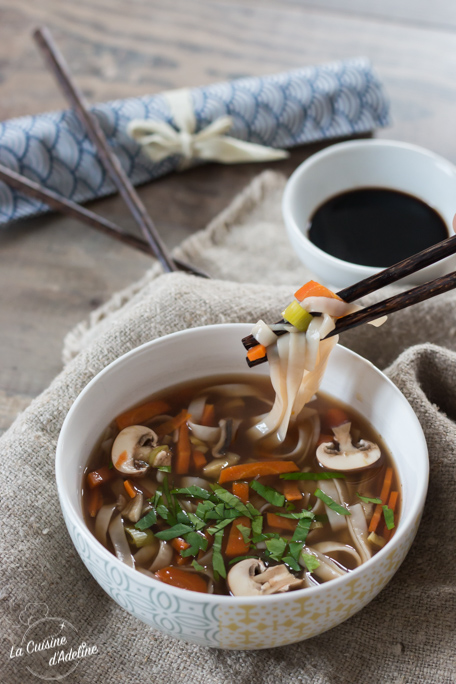 Bouillon asiatique aux légumes recette végétarienne