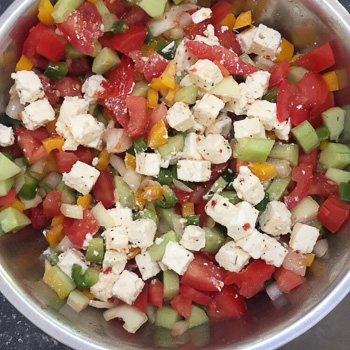 Salade Grecque (tomate, concombre, olive, fêta) - La Cuisine d'Adeline