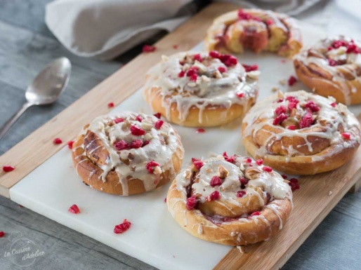 Brioches fraise rhubarbe façon cinnamon rolls recette