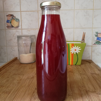 Une délicieuse recette de sirop de fraises qui est facile à faire!