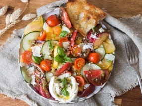 Salade estivale tomate mozzarella concombre pêche recette originale